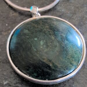 Elegant Green Stone Pendant Necklace